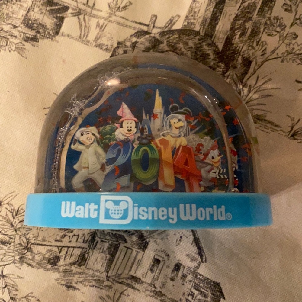 EUC Walt Disney World plastic 2014 snow globe plastic